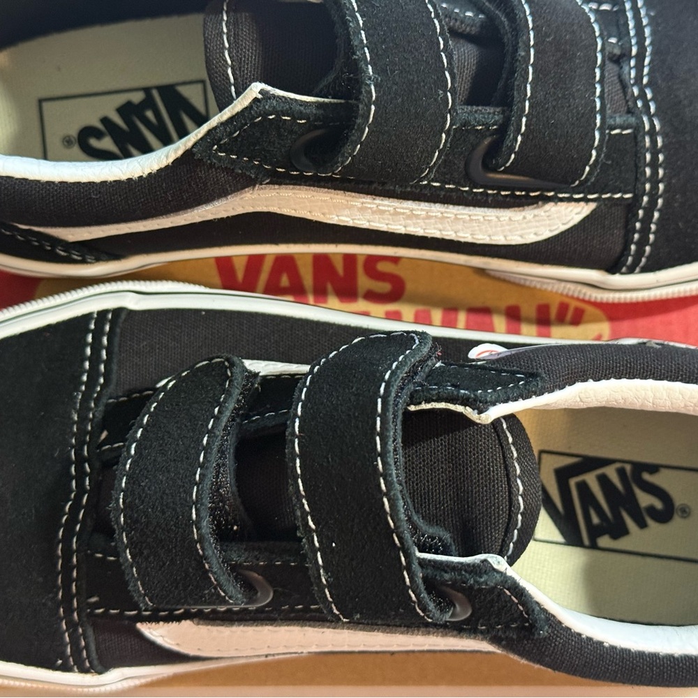 New Little Kids Old Skool V Shoe. Black & White. Size 2. - Picture 3 of 15